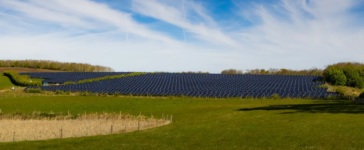 photo d'un champ avec des panneaux photovoltaïques