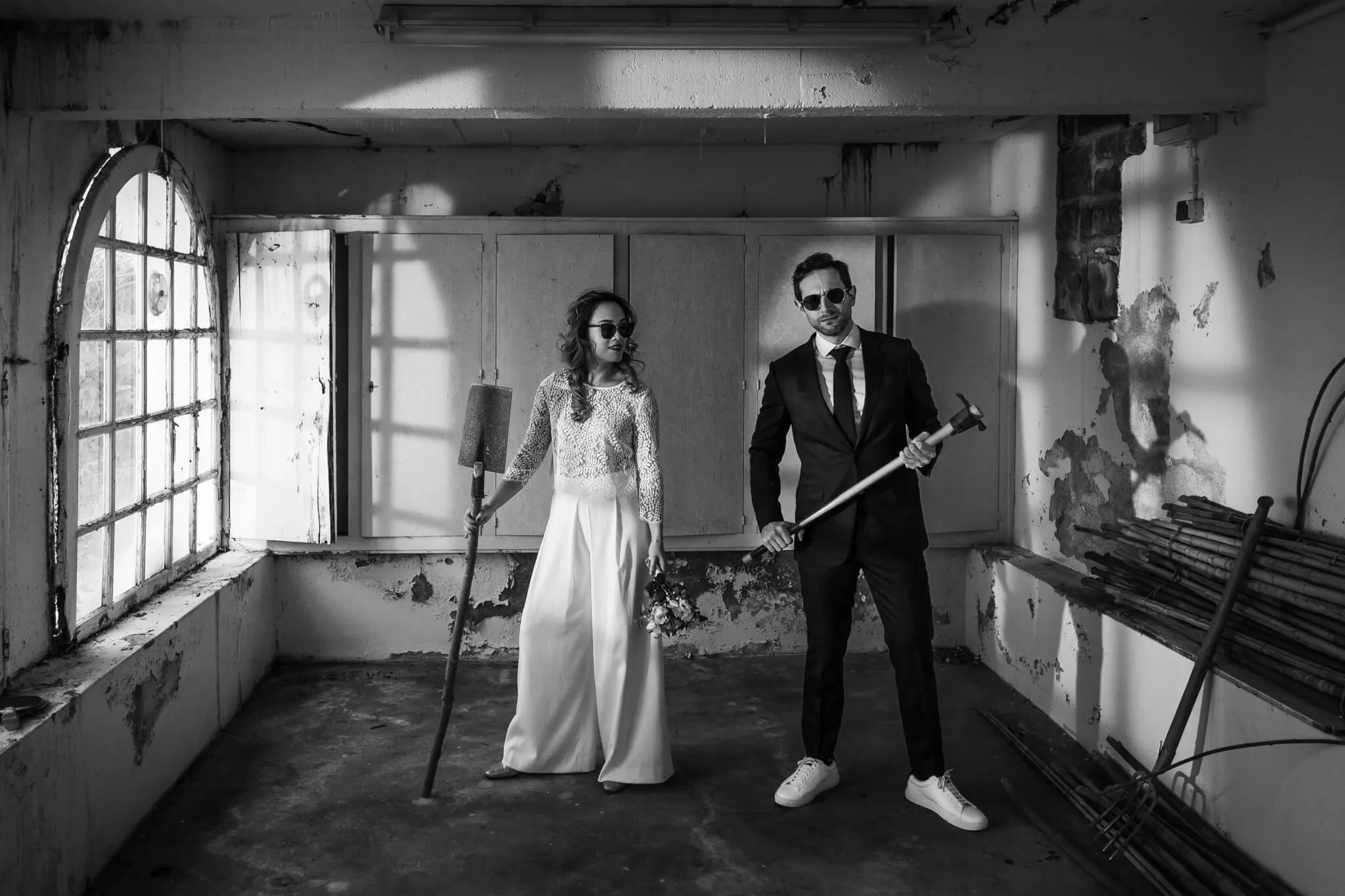 Les mariés posent de manière fun pour leur mariage à Ciboure au Pays Basque