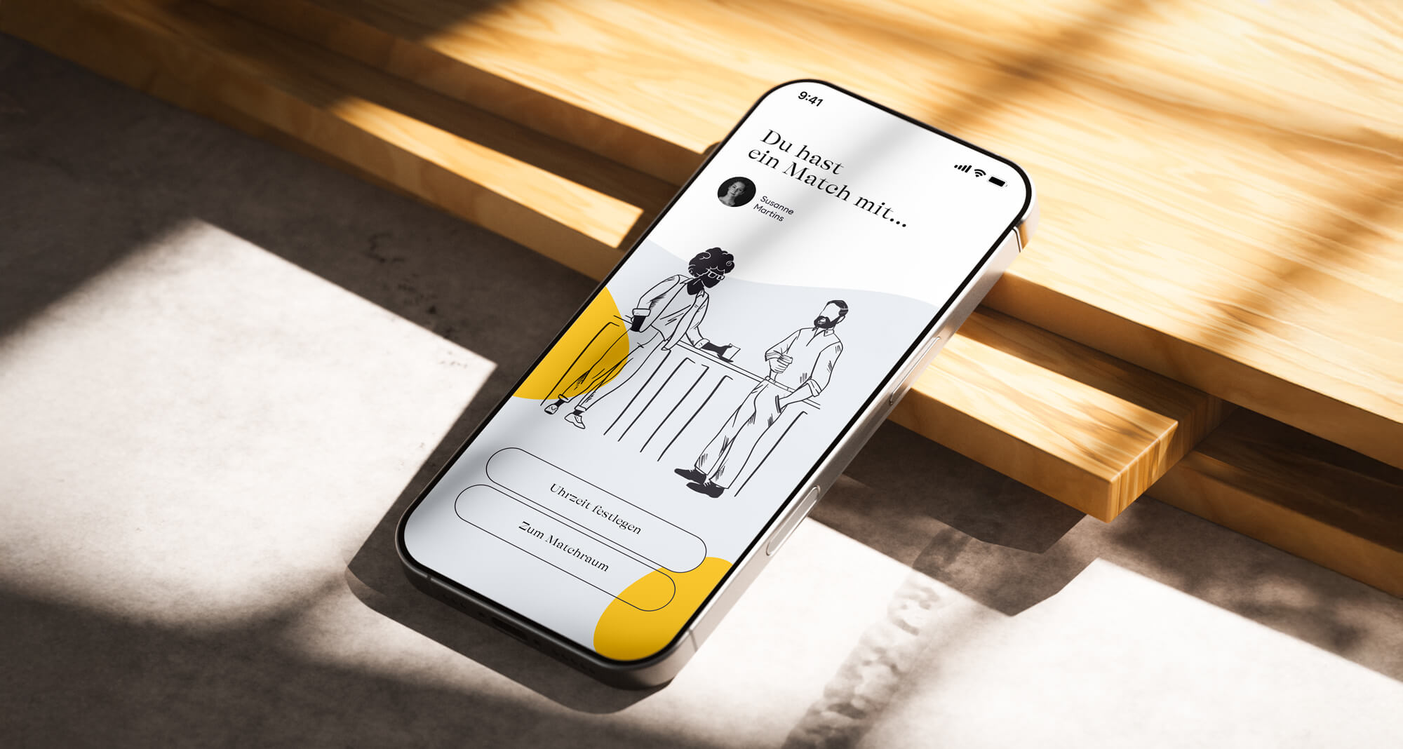 Mobile-App „Coffee Roulette“ der Otto Group für Mitarbeitertreffen zum verabreden. Das Display eines Smartphones zeigt eine ansprechend gelayoutete Match- Ansicht mit illustrativer Darstellung zweier Menschen, die sich an einem Tresen gegenüberstehen. Das Handy liegt auf Beton- und Holzuntergrund.
