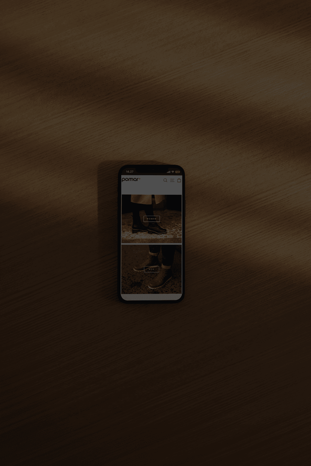 Mustassa puhelimessa avoinna oleva Klaviyo-alusta