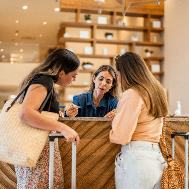 Receptiebalie in een hotel met gasten die inchecken.
