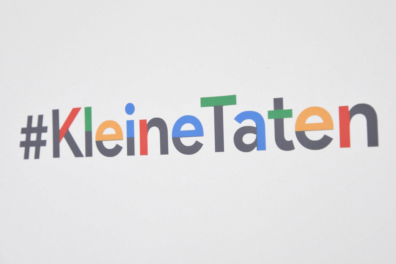 #KleineTaten Schriftzug bunt Google - Fachkonferenz Online Marketing - internetwarriors