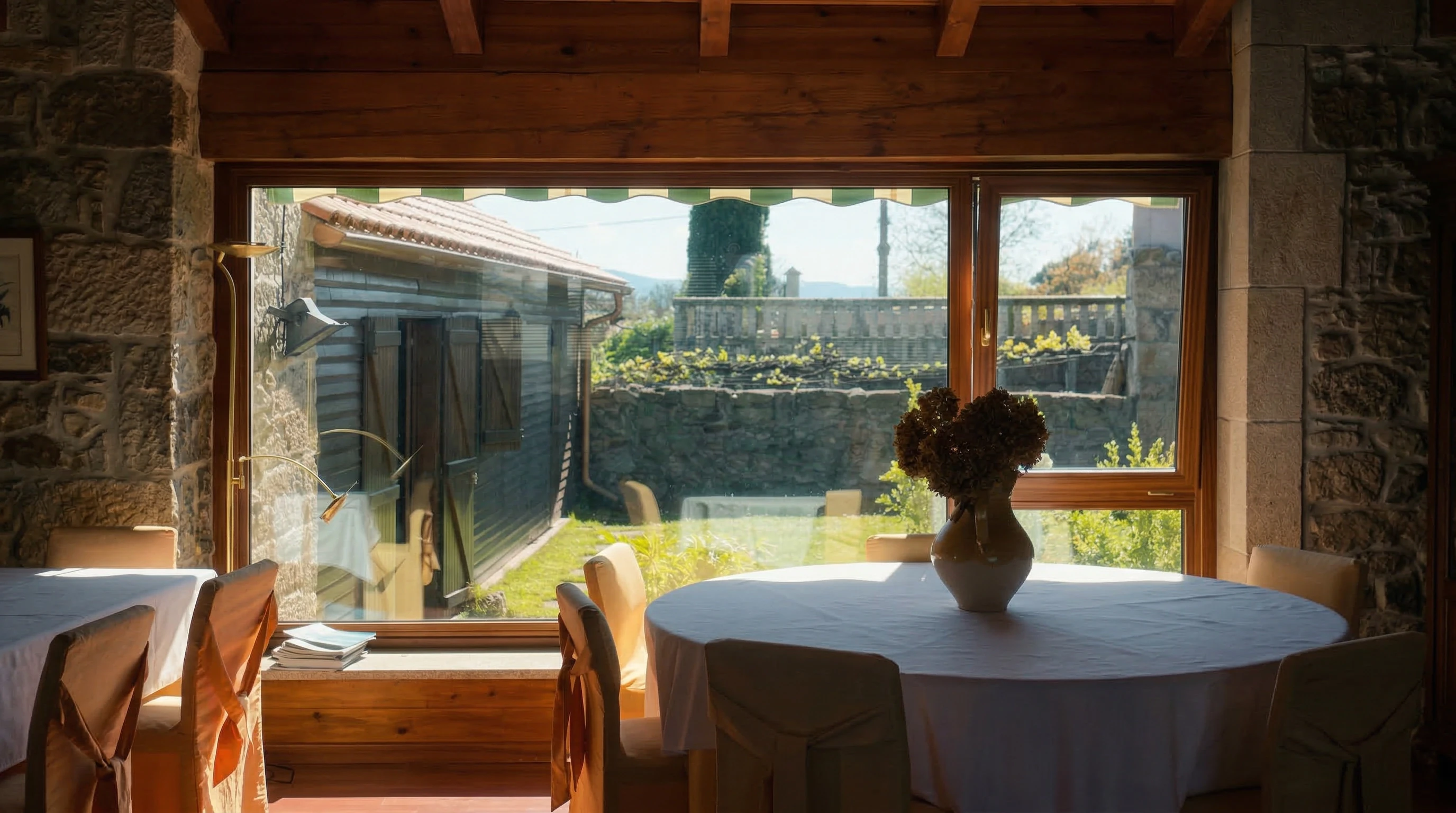 Galería acristalada de Casa Cruceiro con vistas a los viñedos del Valle del Río Miño