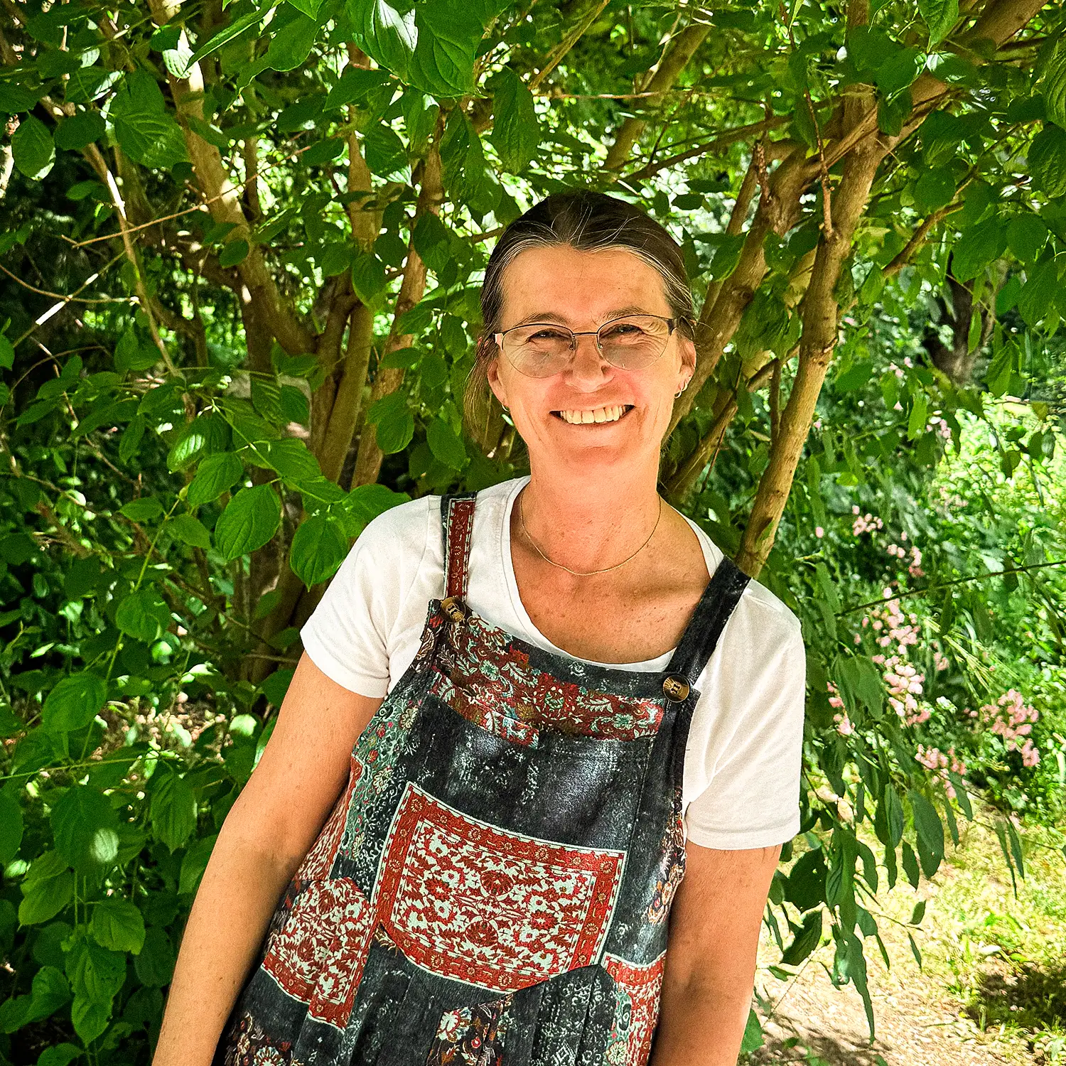 Lehrerin vor Naturhintergrund