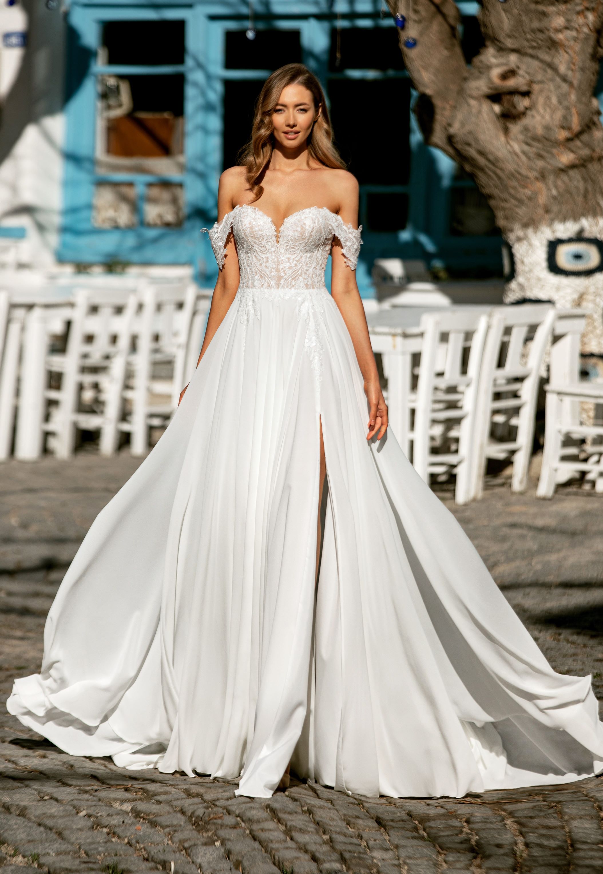 Brautkleid mit breitem Schulterausschnitt