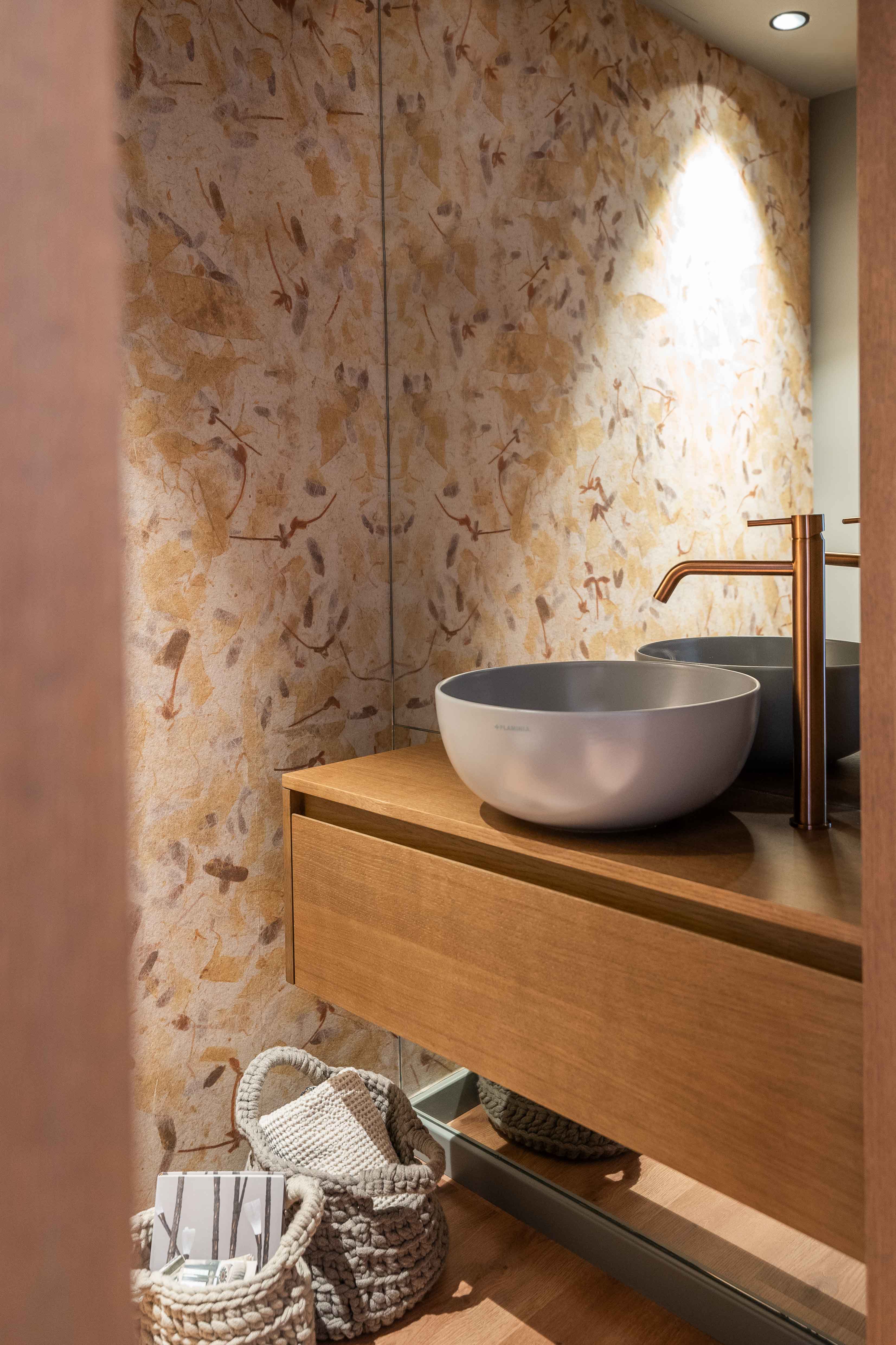 Baño renovado con papel pintado en tonalidades amarillas