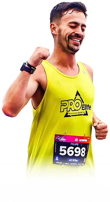 treinador nestor da pro elite feliz e apontando para frente