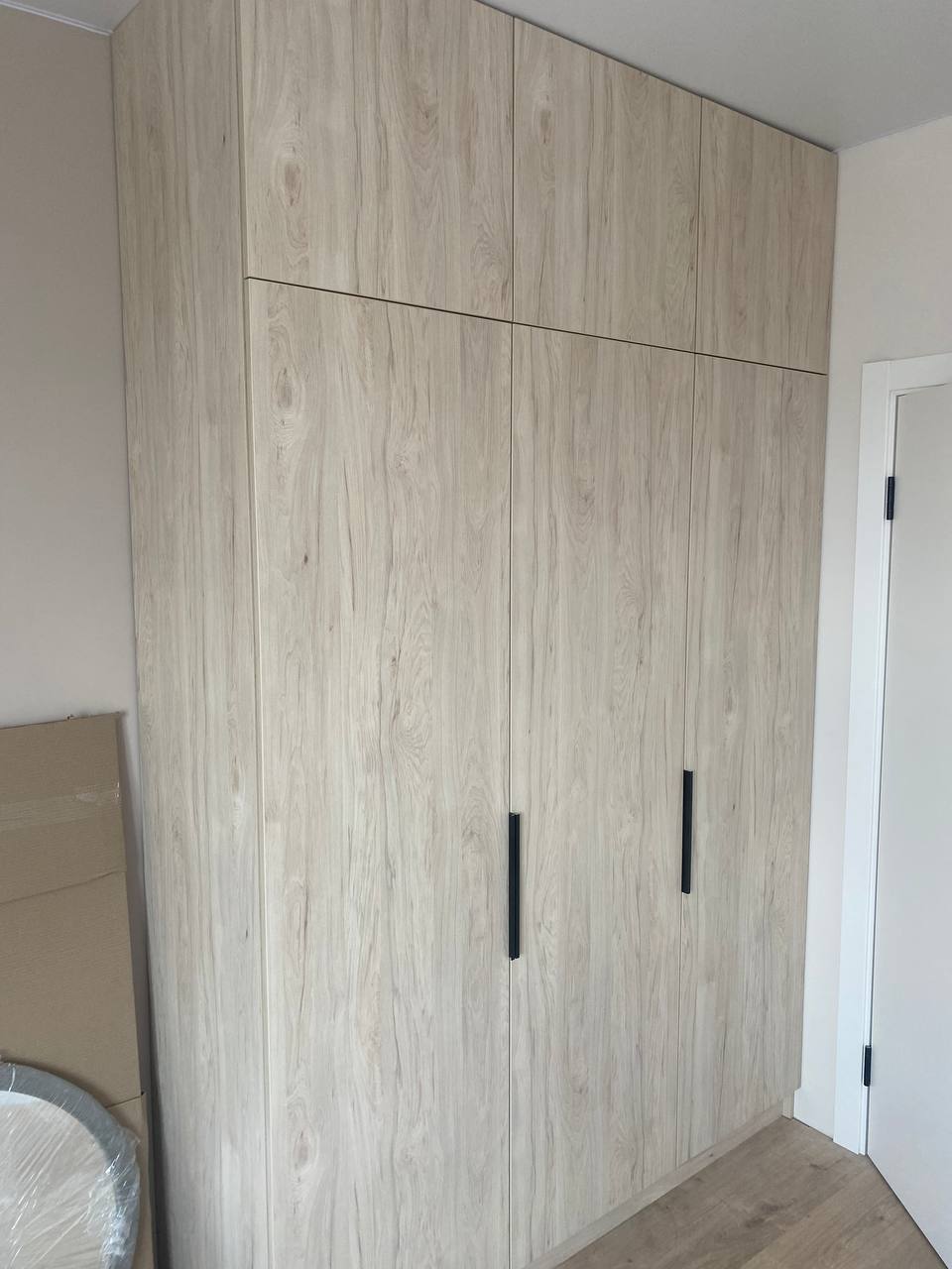 Фасади шафи з текстурою дерева та прихованими ручками