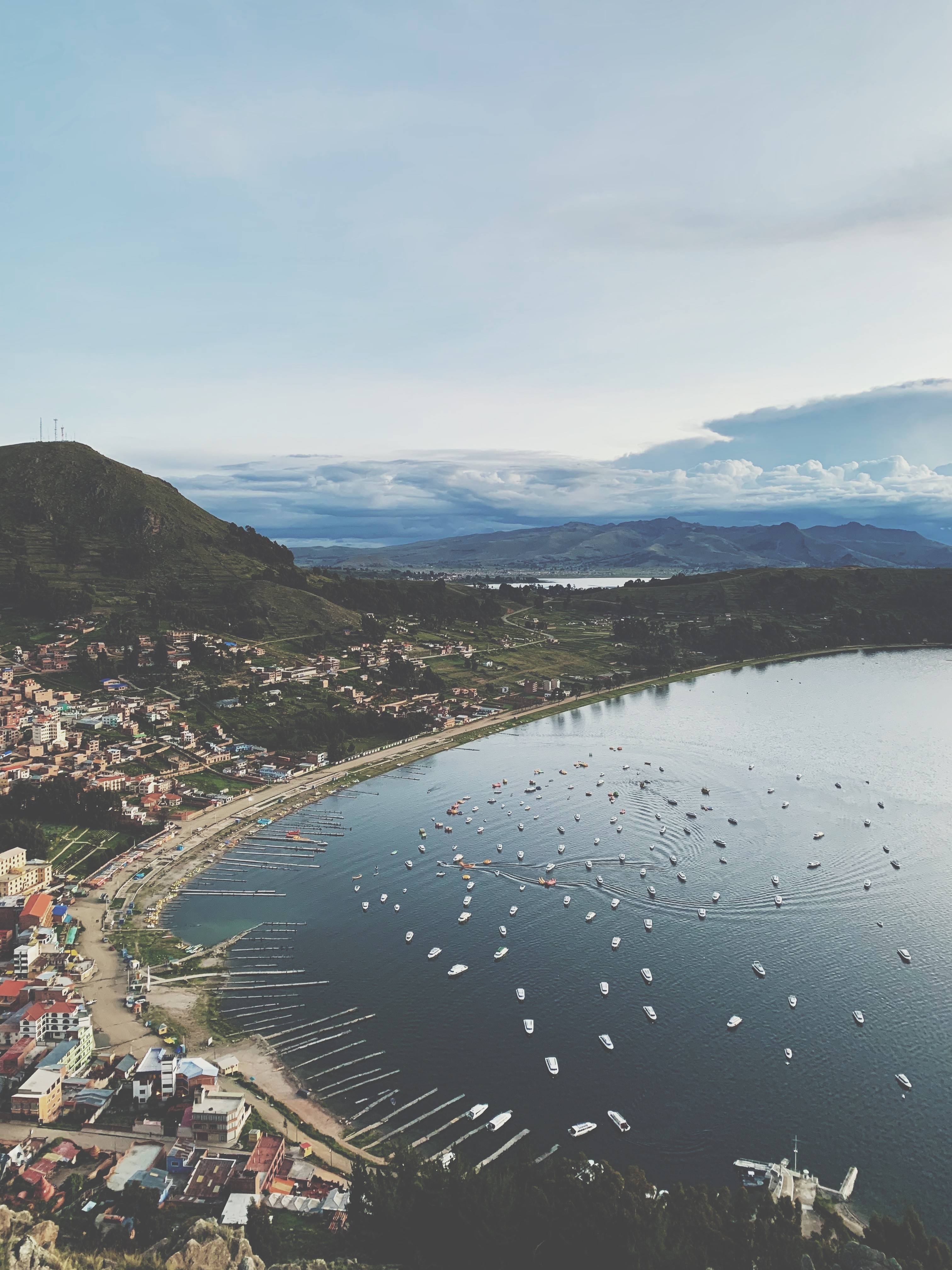 Vista playa Copacabana en Bolivia, lago Titicaca