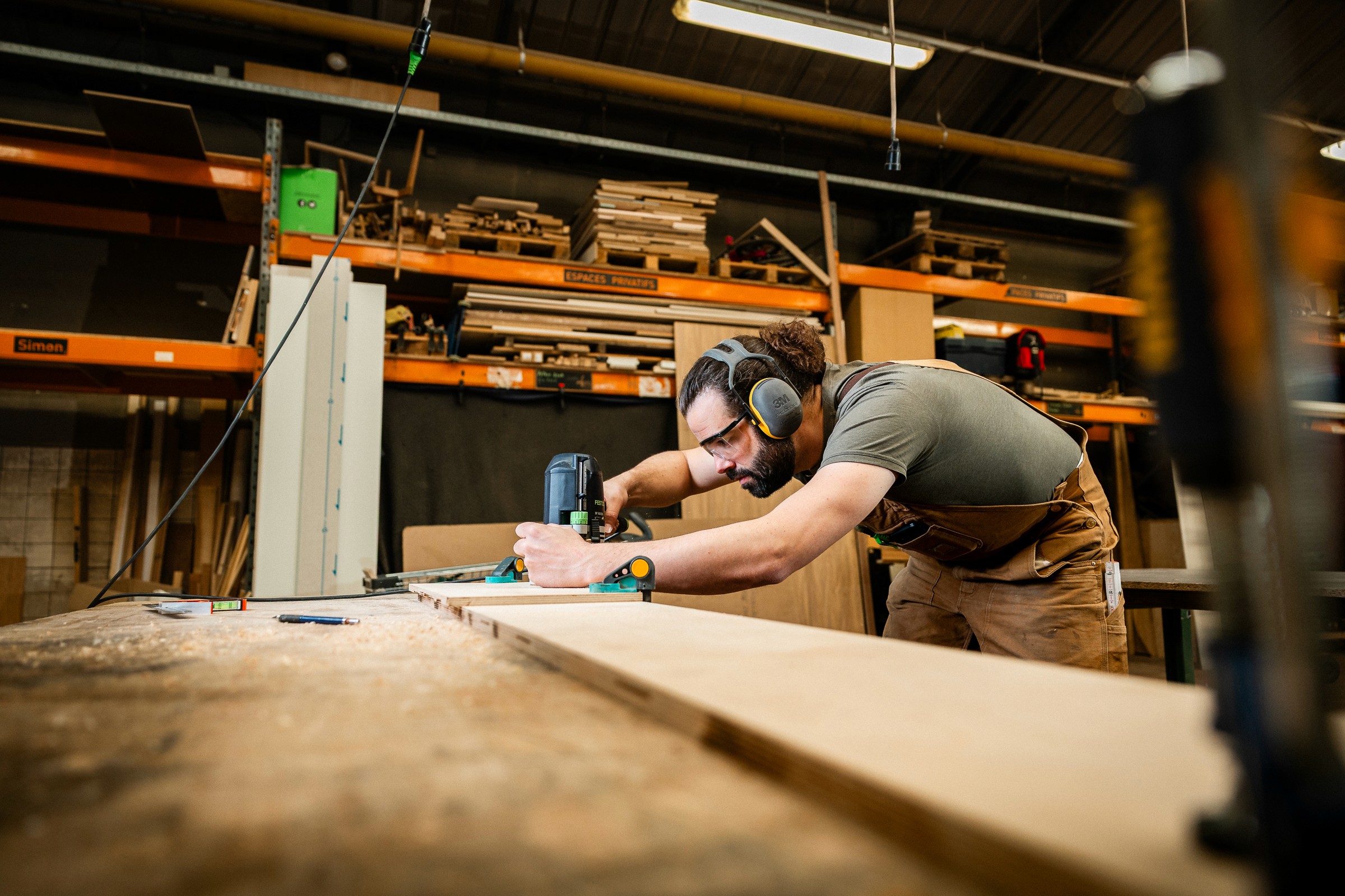 Meubelmaker en ontwerper Teun van den Neste aan het werk in een houtatelier