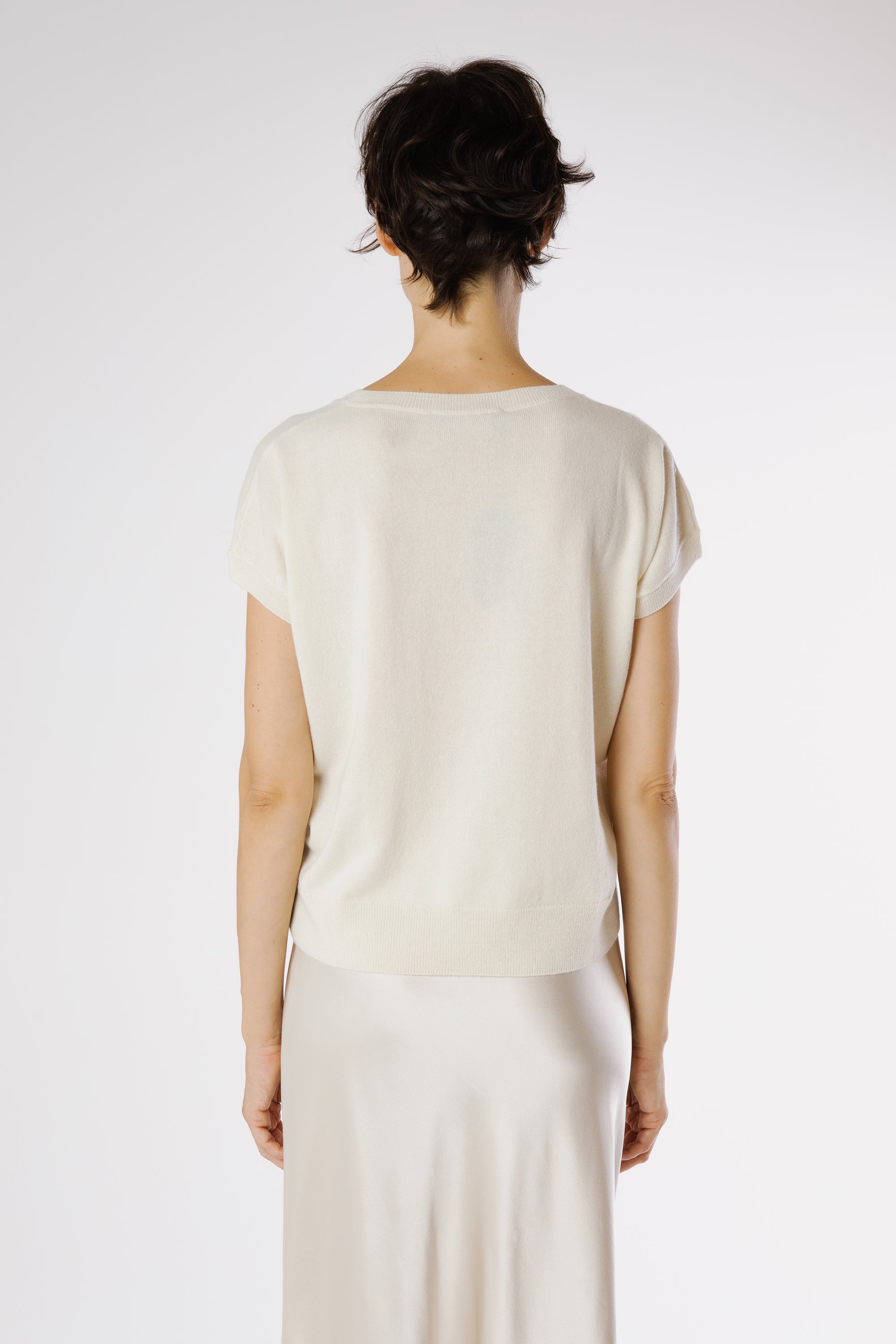 Back view of the Hamlet Cashmere Pullover Lapponia showcasing the clean lines, smooth drape, and refined minimalist design.