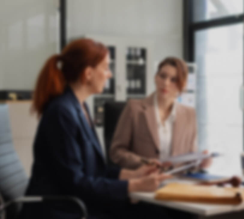 בניין מגורים ברקע שכונת מגורים