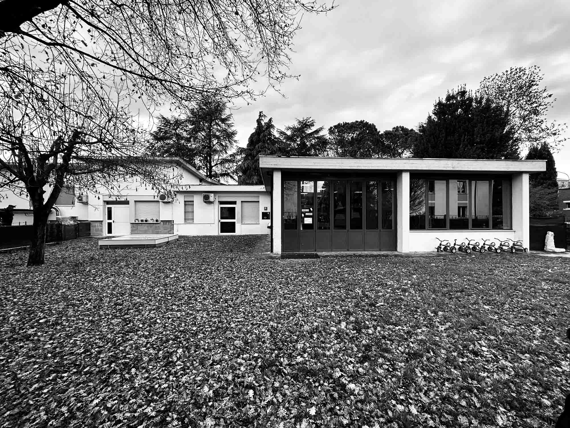 Small workshop with a metal table in the middle