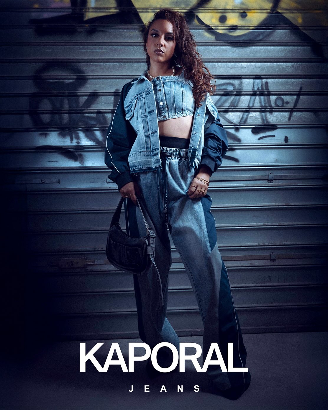 shooting photo campagne mode Kaporal Jeans avec cinq mannequins en denim devant un rideau métallique graffitiKaporal Jeans photographiée par Anne-Juliette Verlaque avec cinq femmes en denim devant un rideau métallique graffiti