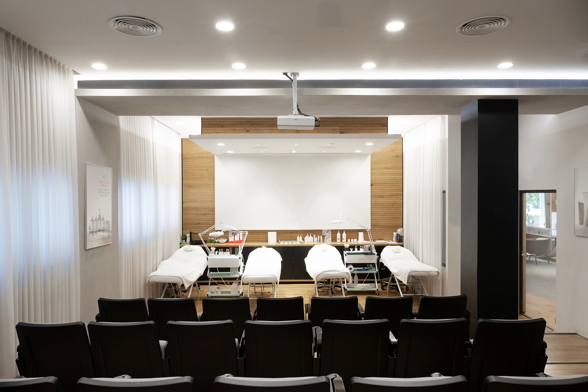 כיתת הדרכה מעשית (Practical Training): חלל היברידי המשלב אזור הרצאות פרונטלי עם עמדות טיפול פעילות, המצויד בתאורה מקצועית ומערכות הקרנה.