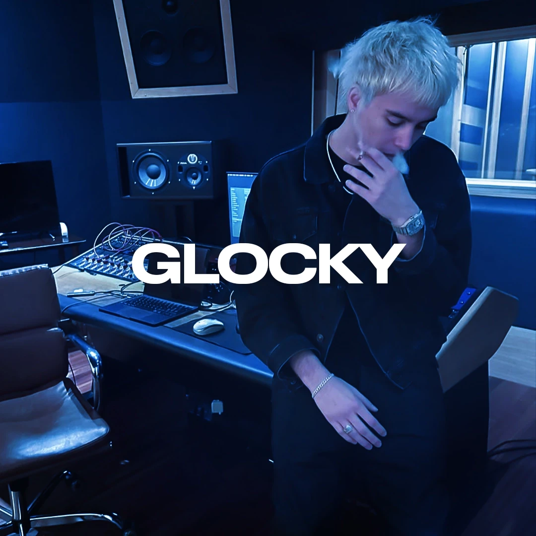 Glocky in studio di registrazione durante una sessione musicale.