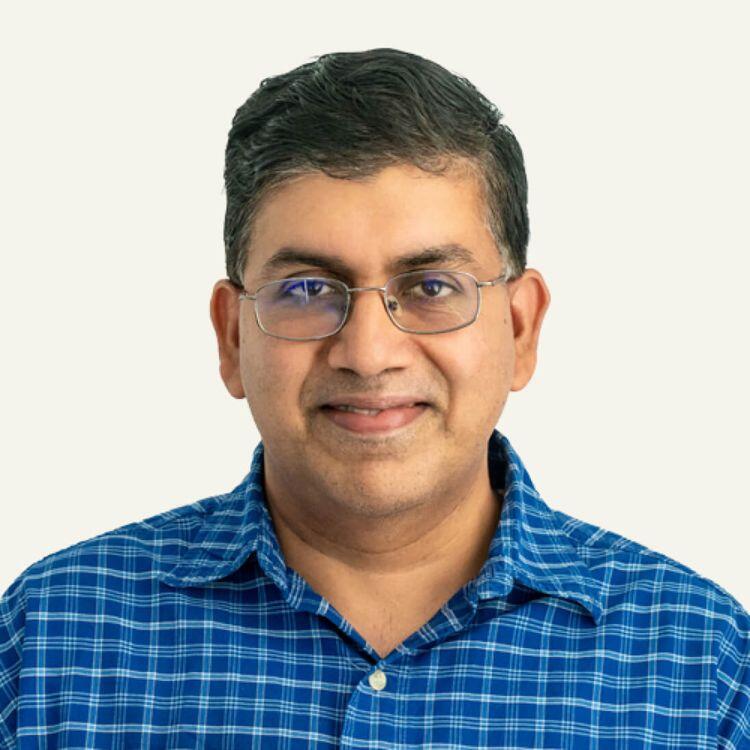 woman on focus photography