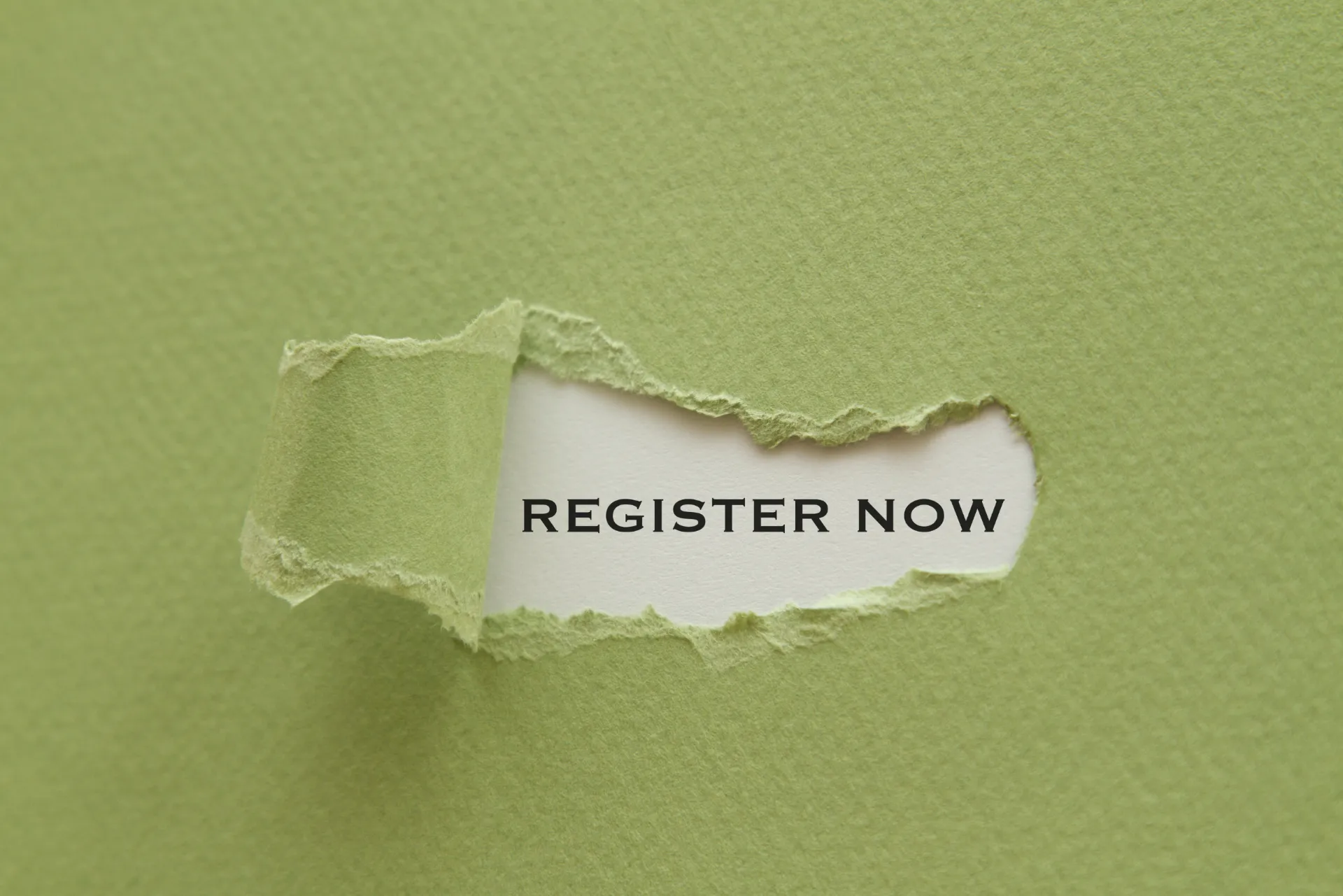 Eine Tapete die an einer Stellea aufgerissen wurde. Hinter der Tapete kommt die aufschrift "Register now".