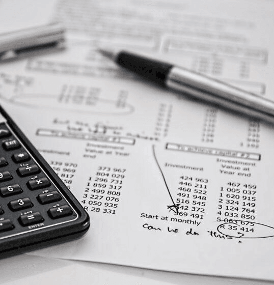 preventivo con penna che sottolinea voce di prezzo finale