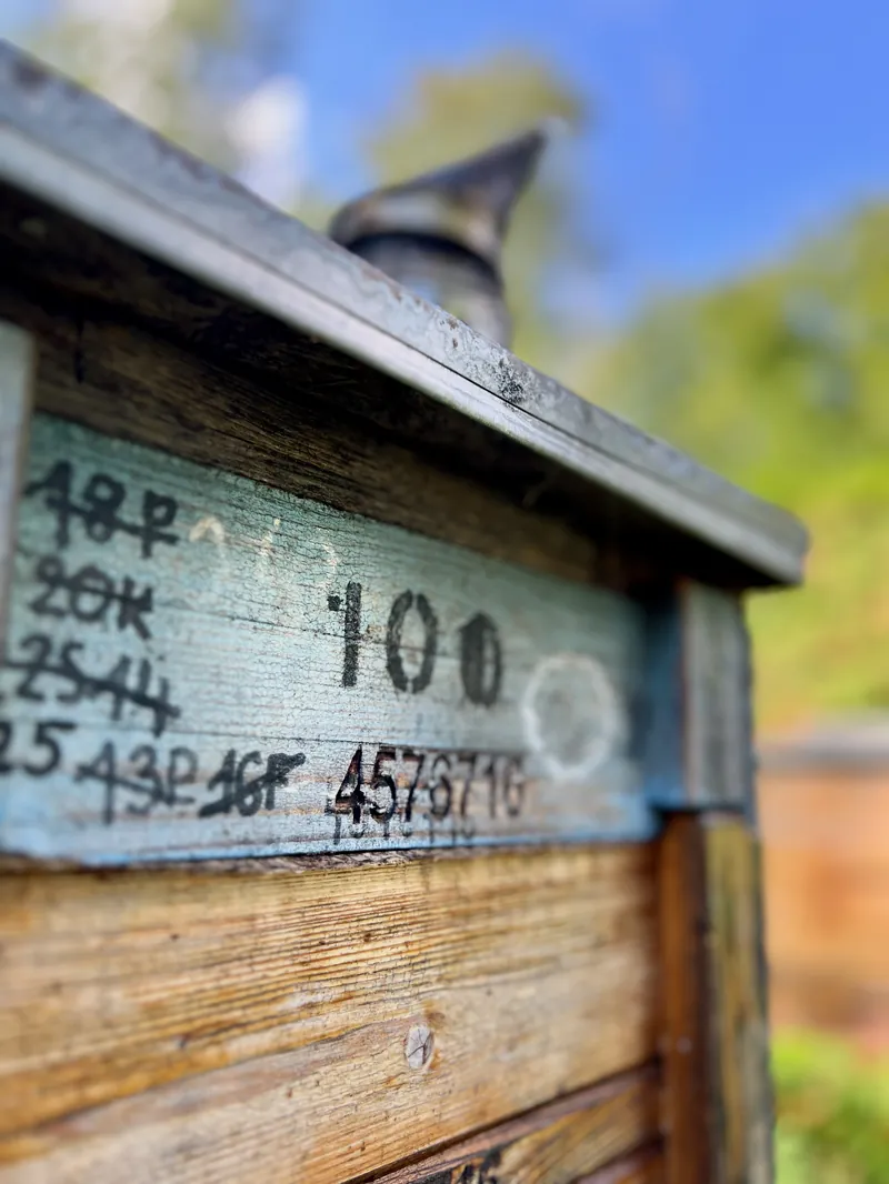 Füstölő a kaptár tetején