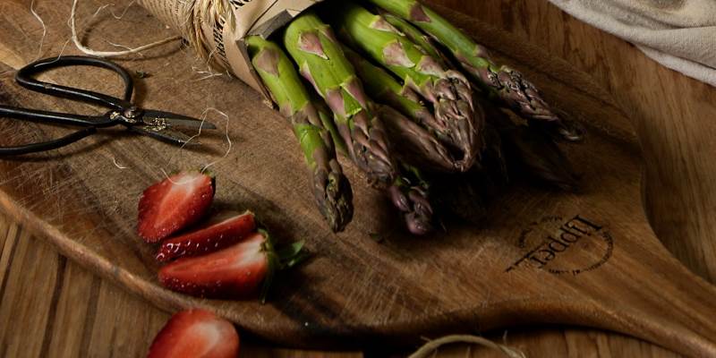 Frutta e verdura di aprile: asparagi e fragole