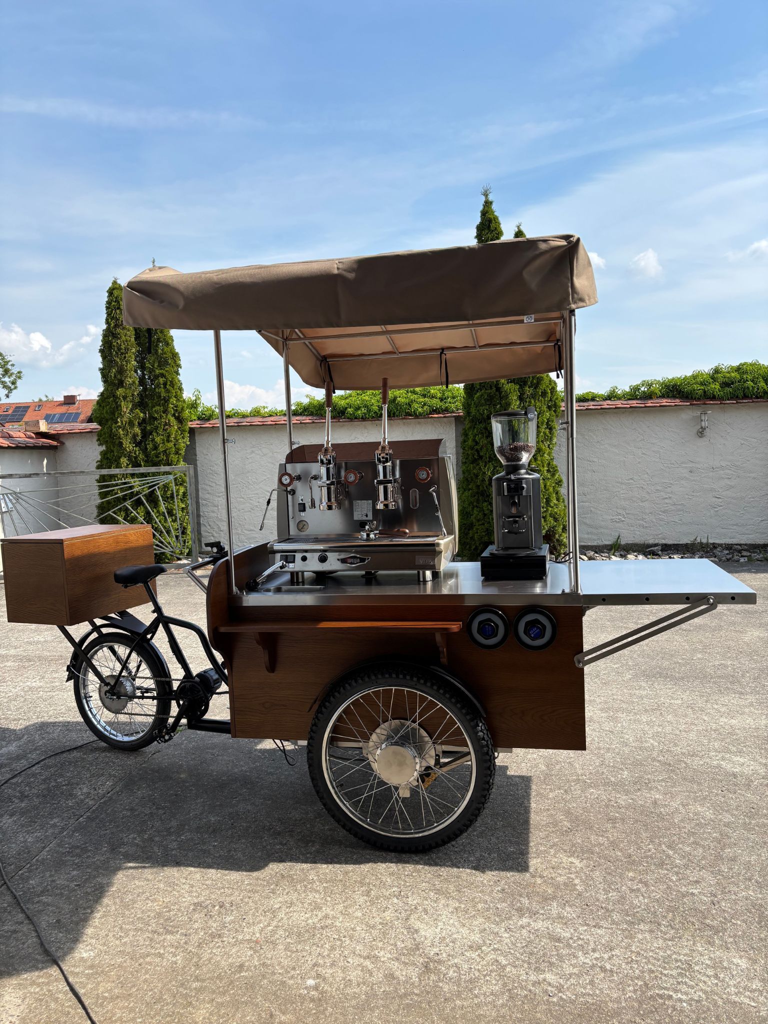 Seitenansicht des 'Bens Beans' Kaffee-Fahrrads mit Markise und Kaffeemaschine.