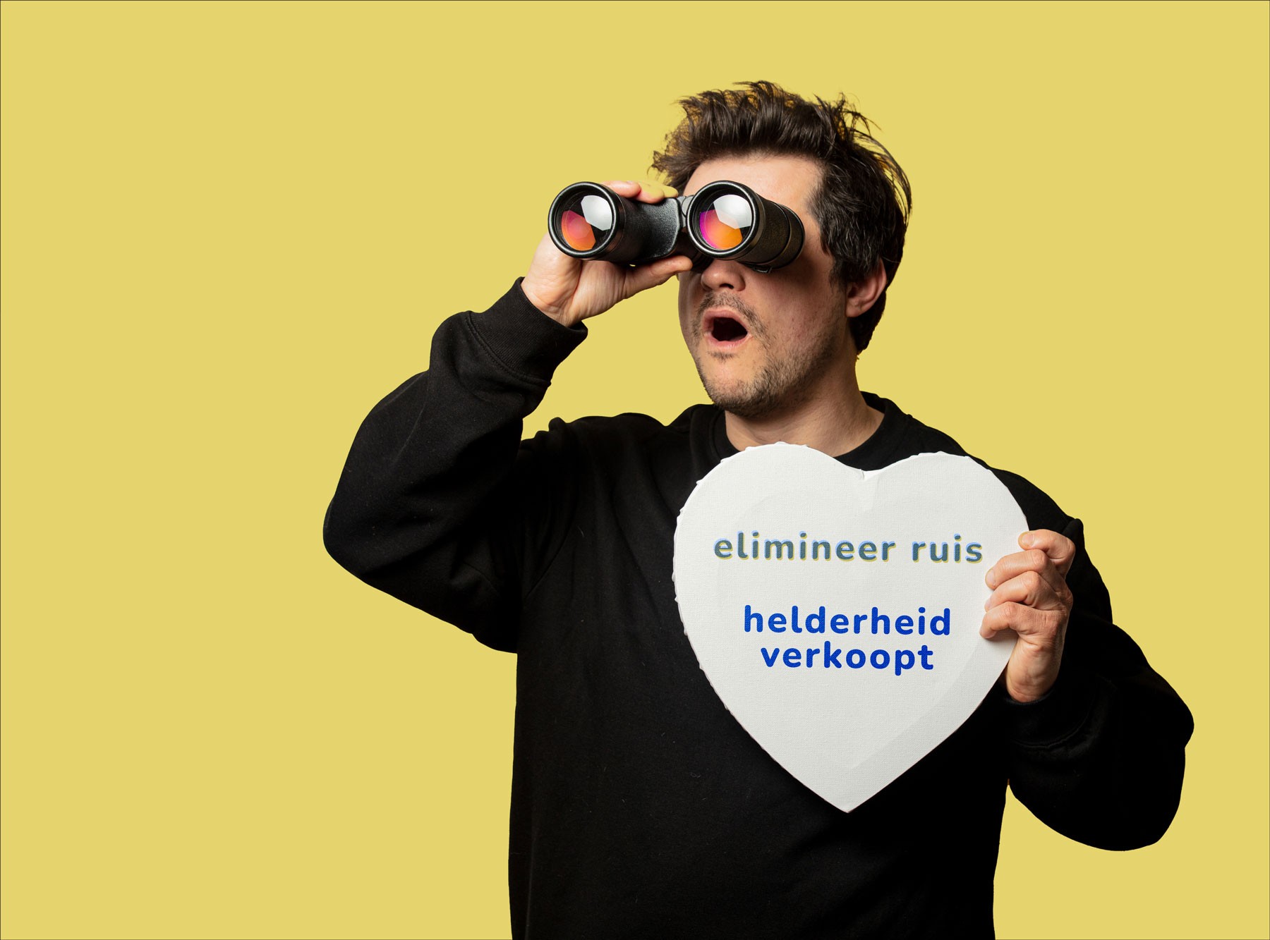 Afbeelding van een man met een verrekijker die in de verte kijkt. Hij houdt een bord vast met 'elimineer ruis, verkoop helderheid' wat het resultaat impliceert van de communicatie, webdesign, grafisch ontwerp en drukwerk dat Mooi Bekeken ontwerpt
