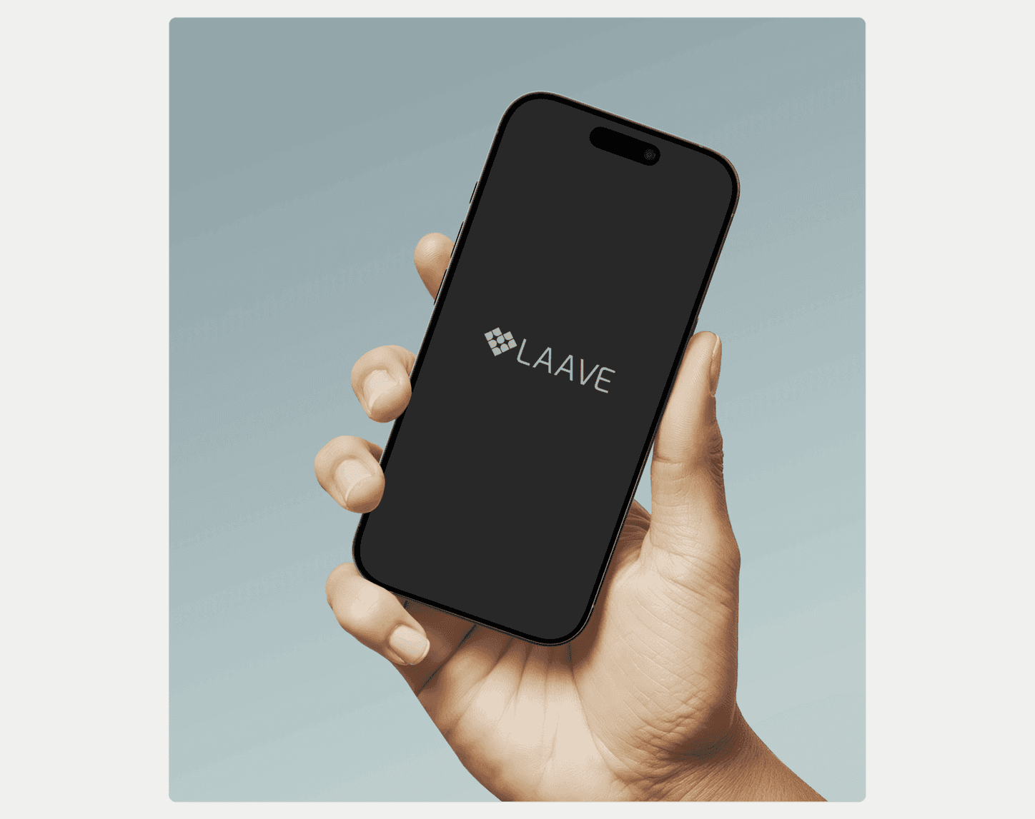 Mockup telefonu s logem LAAVE na tmavém displeji