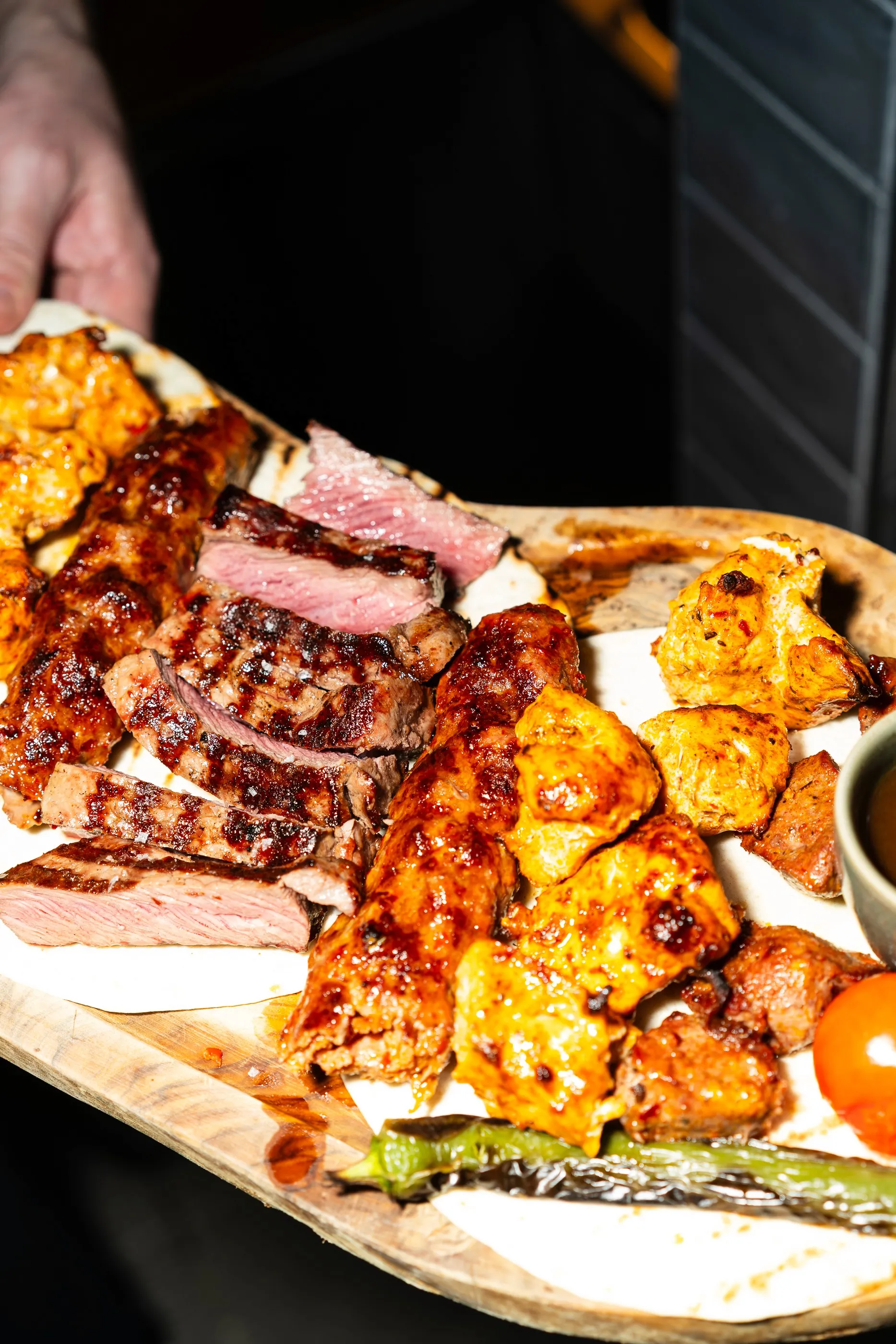 Die Mangal Grillplatte Deluxe
Rumpsteak, Hähnchen-, Hackfleisch- und Lammspieß. Für Zwei Personen. Der Klassiker von mangal