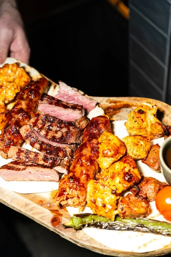 Die Mangal Grillplatte Deluxe
Rumpsteak, Hähnchen-, Hackfleisch- und Lammspieß. Für Zwei Personen. Der Klassiker von mangal