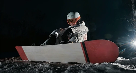 Femme avec snowboard blanc et rouge