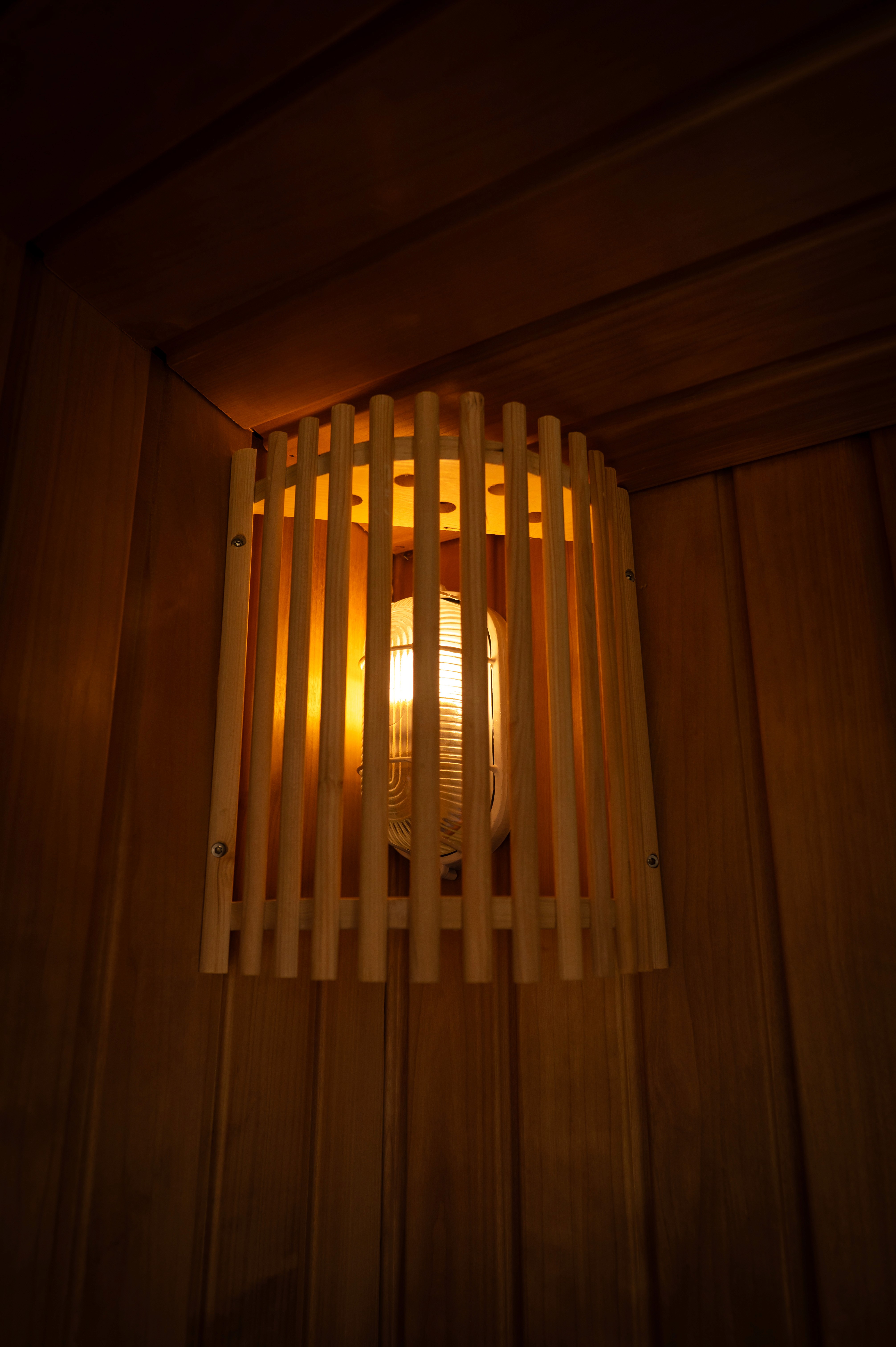 Melegfányű,  modern faléces lámpabúra a szauna falán.