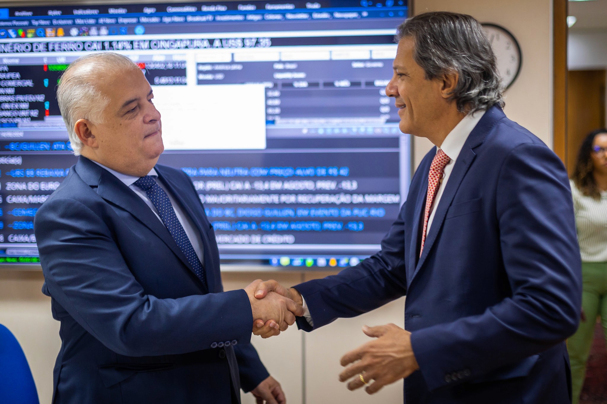 Presidente Javier Milei e integrantes de sua comitiva posam com sinal de positivo em paisagem coberta de neve durante o Fórum Econômico Mundial de Davos, na Suíça, em 22 de janeiro. Reprodução/X
