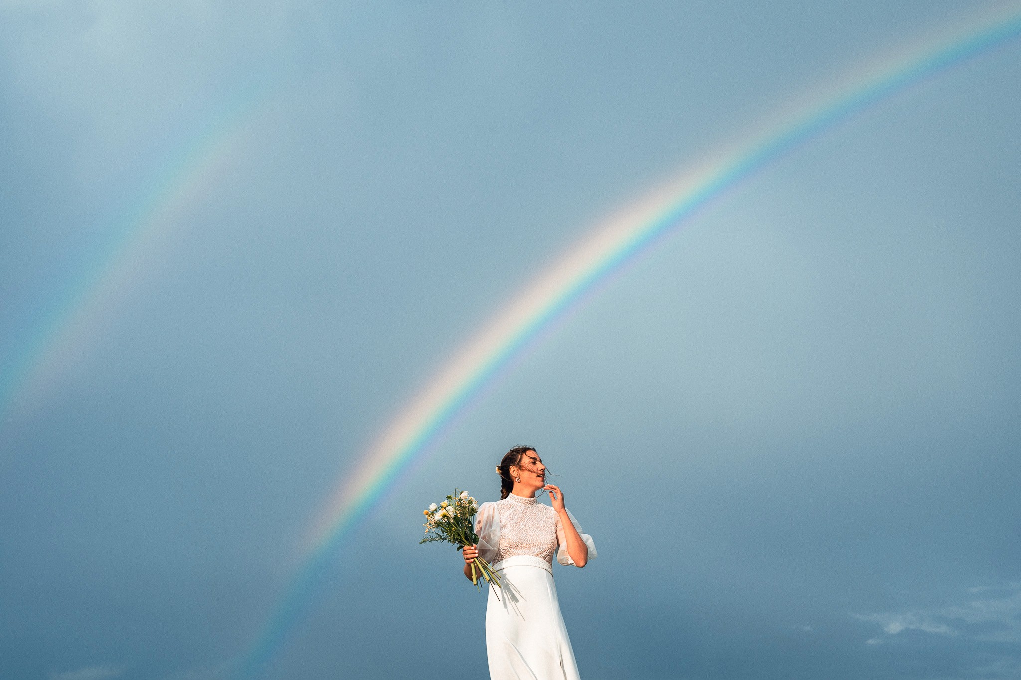 Mariée lançant son bouquet sous un arc-en-ciel, Pays Basque