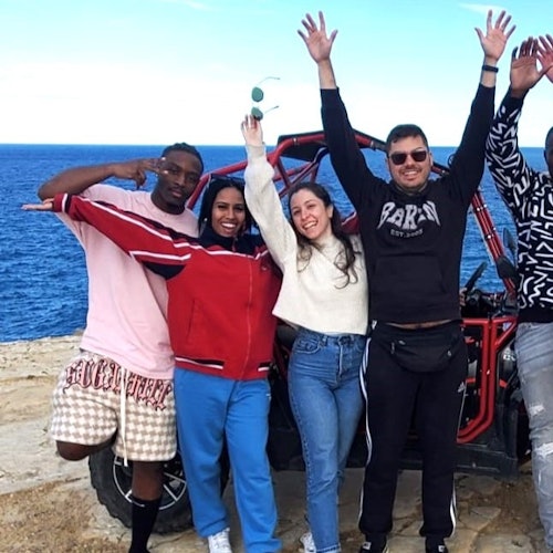 朋友们在沙滩车前合影留念