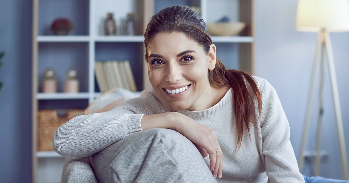 Bilde av en kvinne som har blitt helbredet for munnsår,