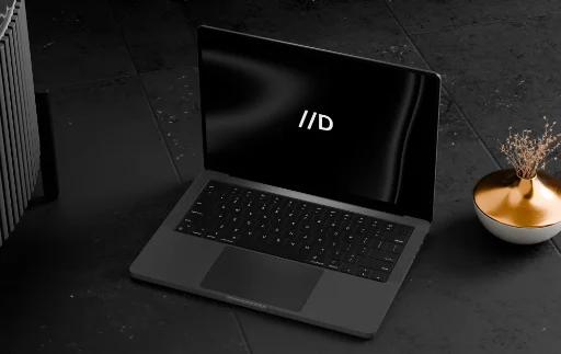 un macbook pro posé sur une table en marbre