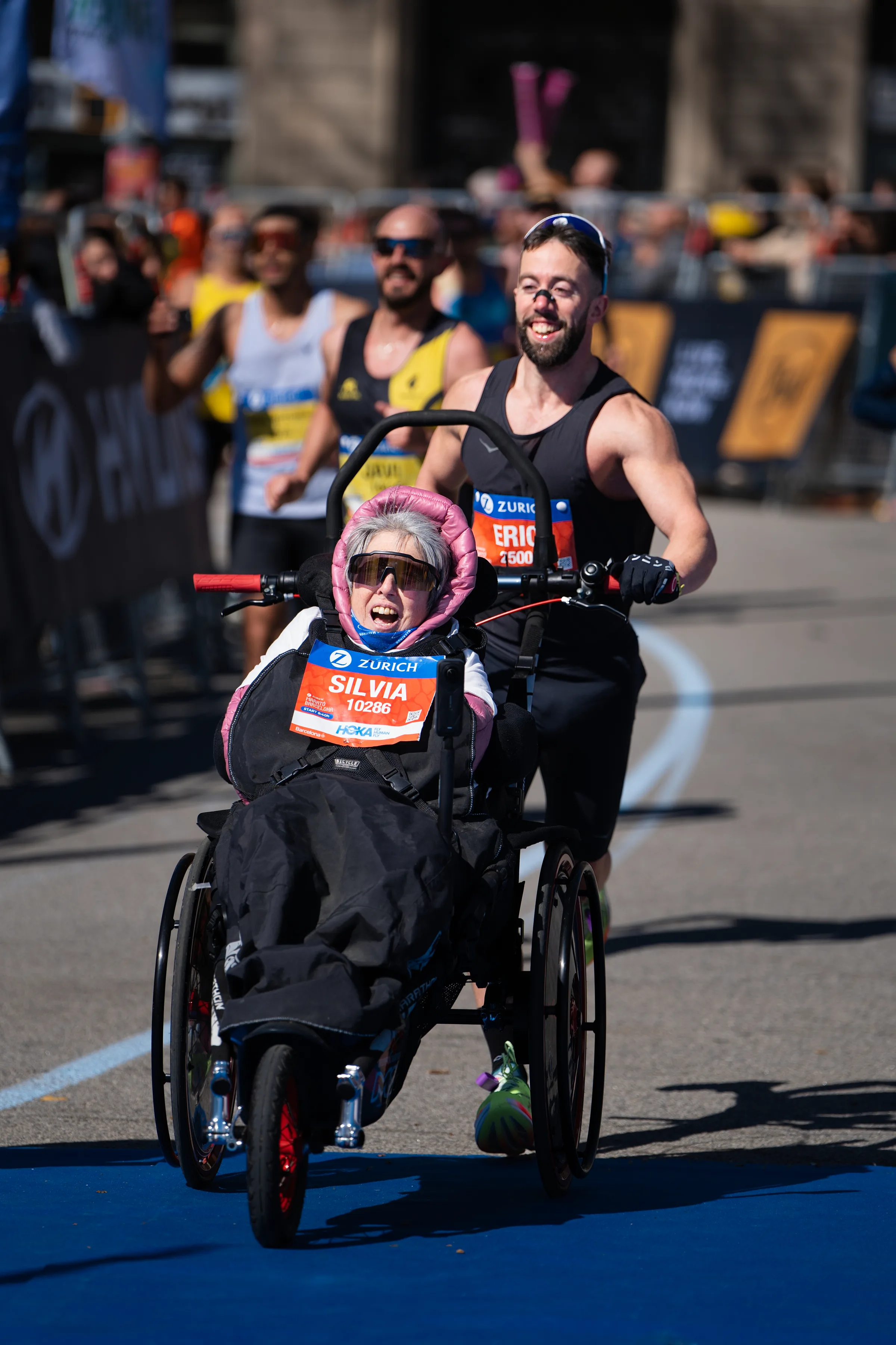 Eric Domingo Roldan llevando a su mama Silvia Roldan fotos maratón Barcelona 2026, grupo corredores, running photography Spain