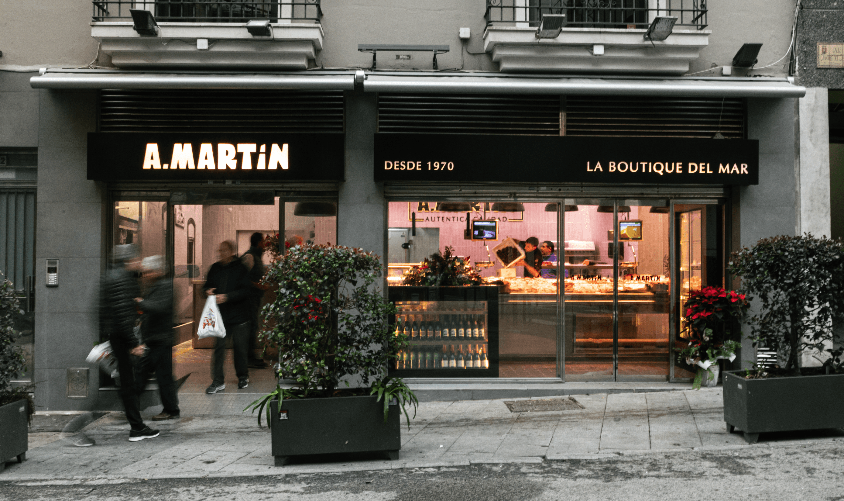 Logotipo formado por las palabras weuta en blanco sobre fondo naranja corporativo.