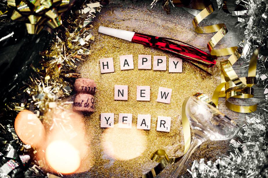 glitter and new years flatlay 925x