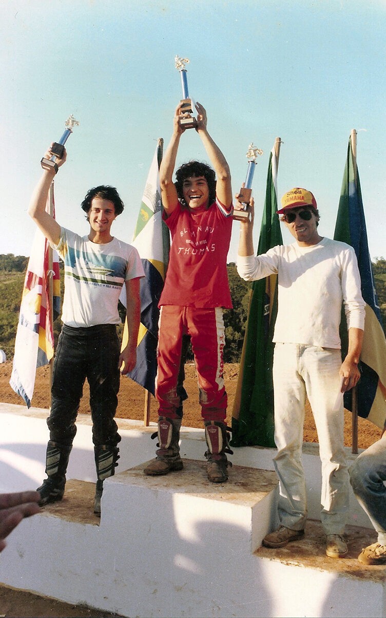 José Maurício Felippe (à esquerda) levanta troféu conquistado em competição de moto