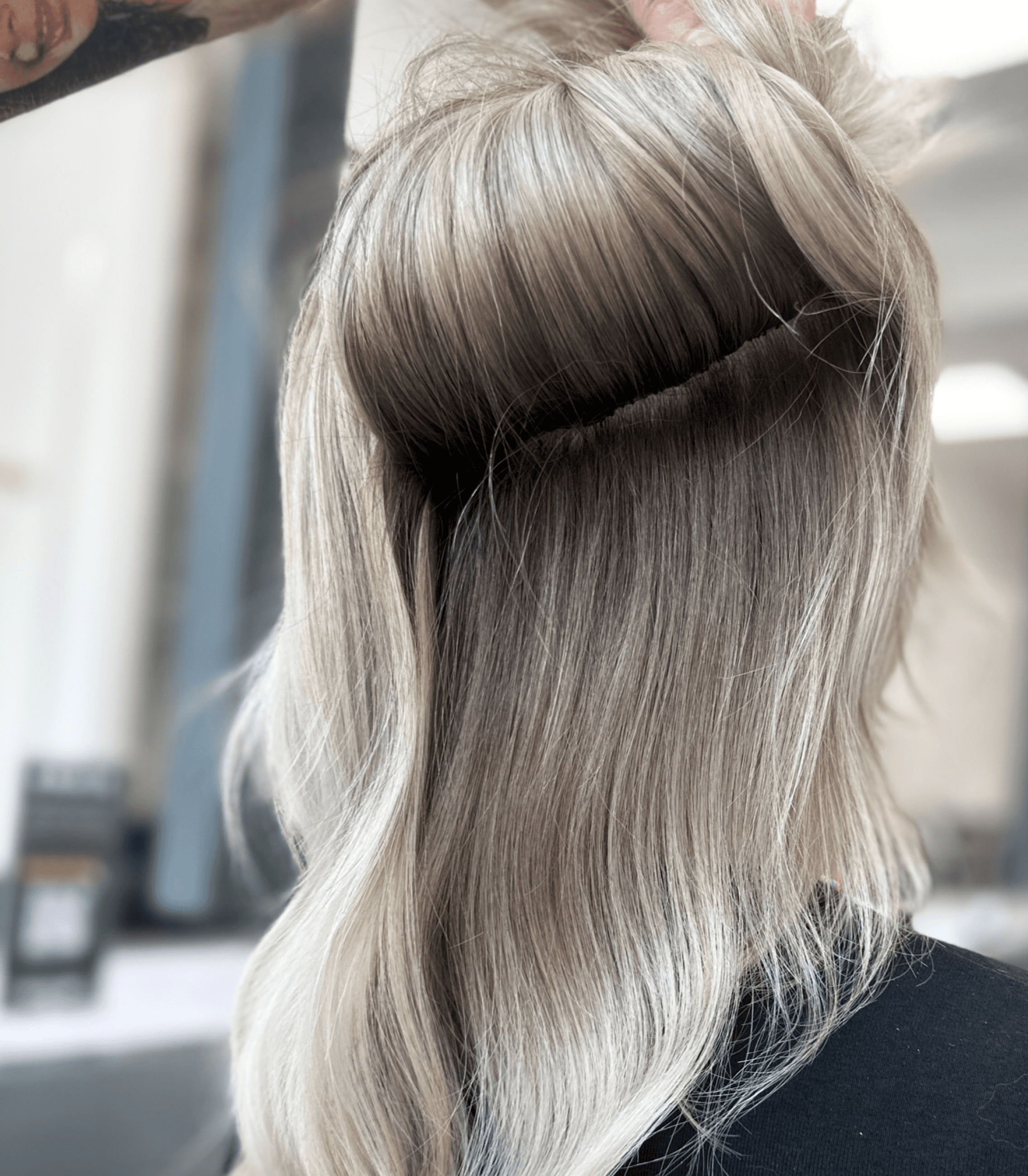 Frauen zeigt ihre neuen Extensions