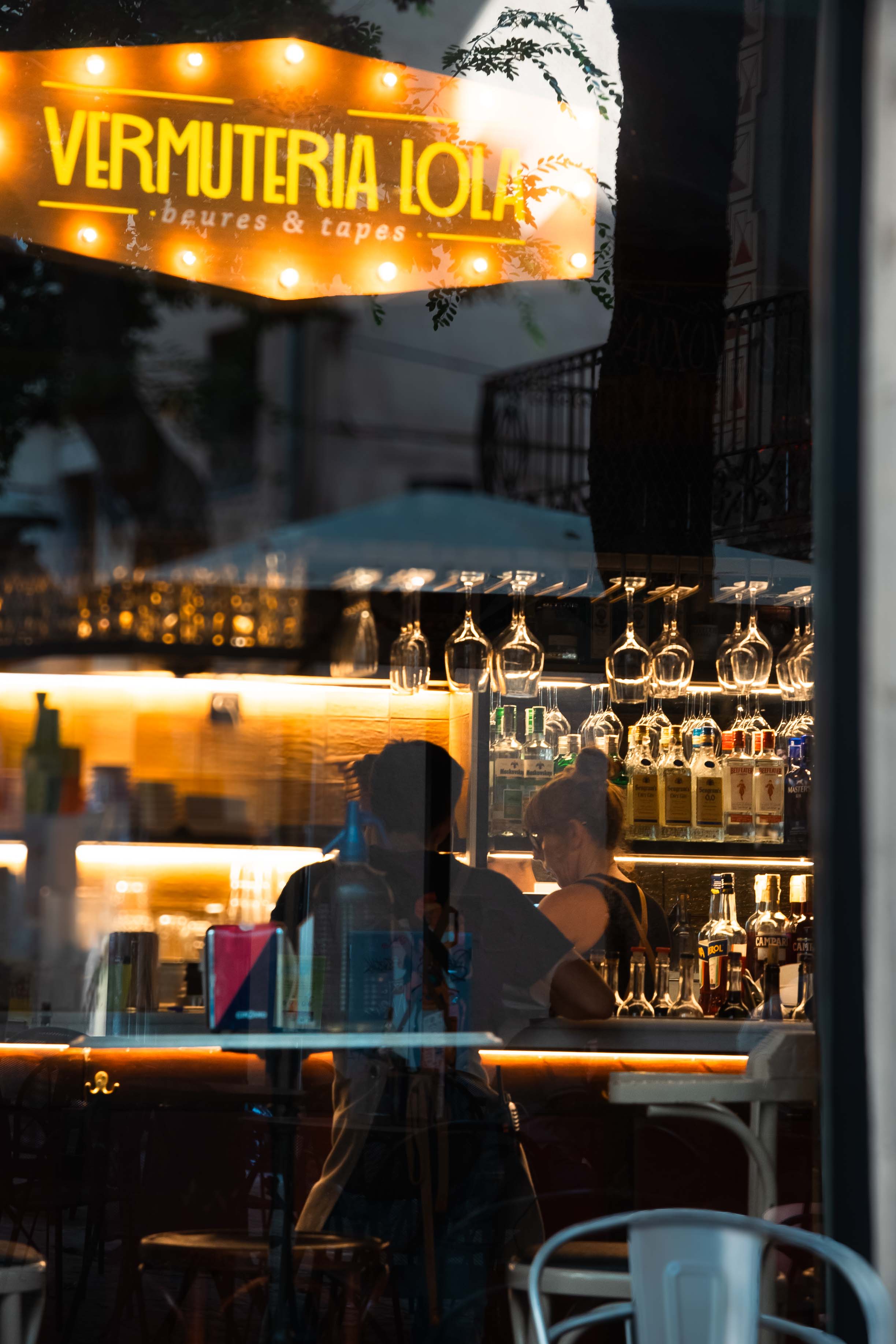 Barman préparant une boisson pour un client dans au Vermuteria Lola en Espagne