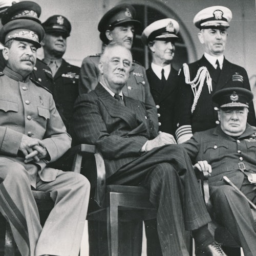 几位身着制服的军事和政治领导人在阳台上合影留念。