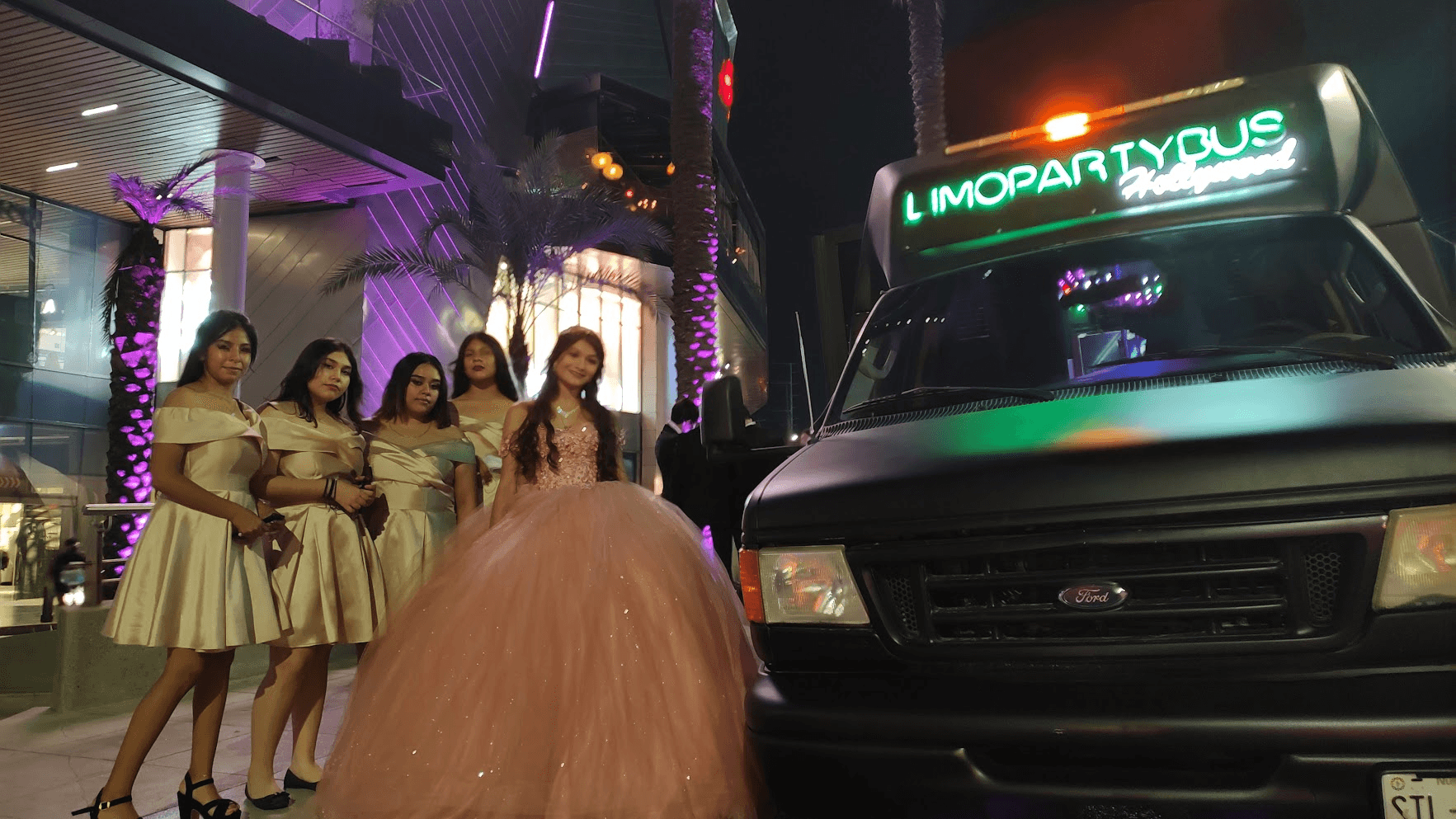 Limo Party Bus negro en Monterrey de noche estacionado para evento de quinceaños