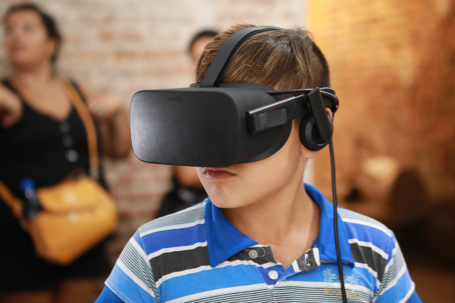 Niño usando gafas de realidad virtual.