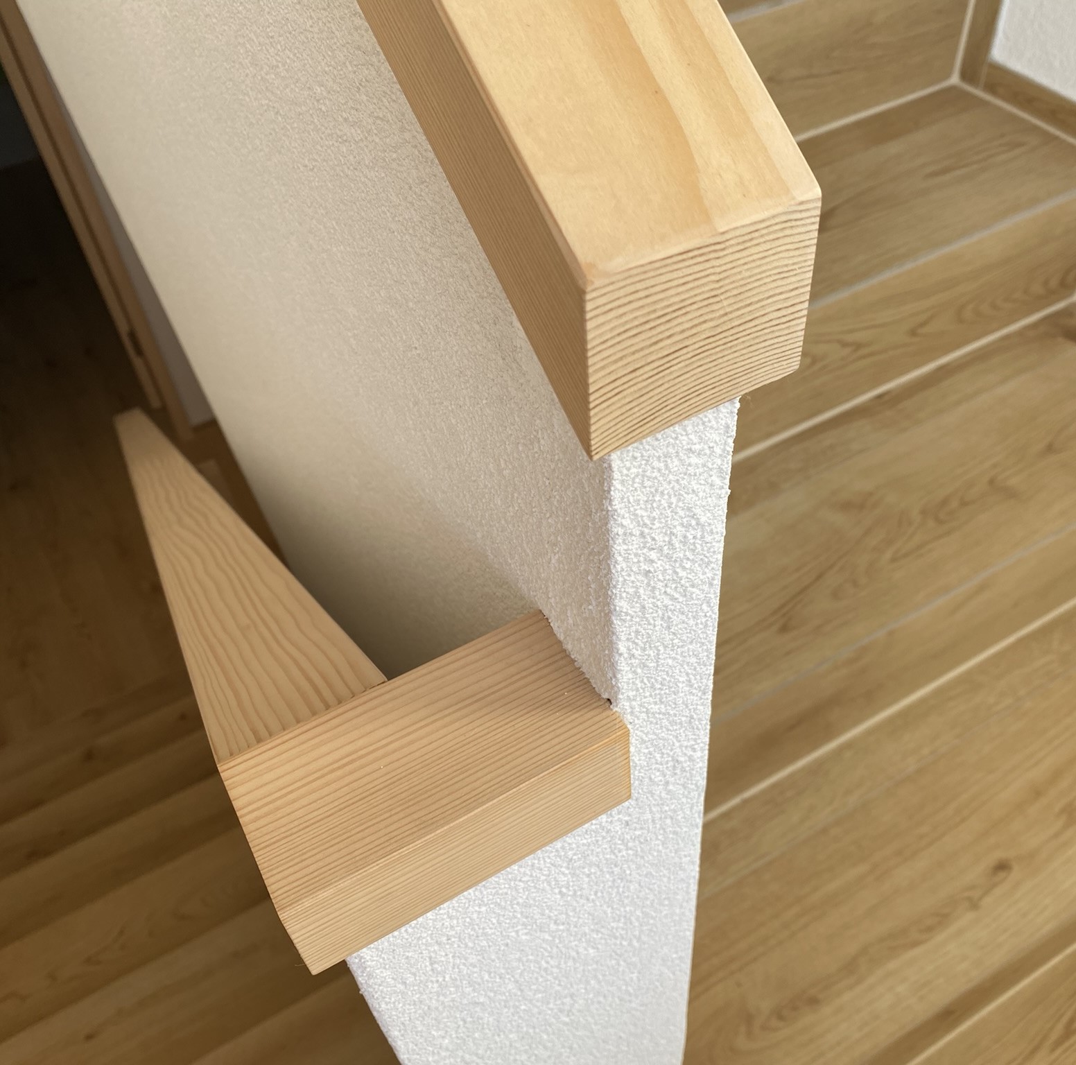 Treppenhaus mit schönem Holzgeländer - Niggli Architektur Graubünden