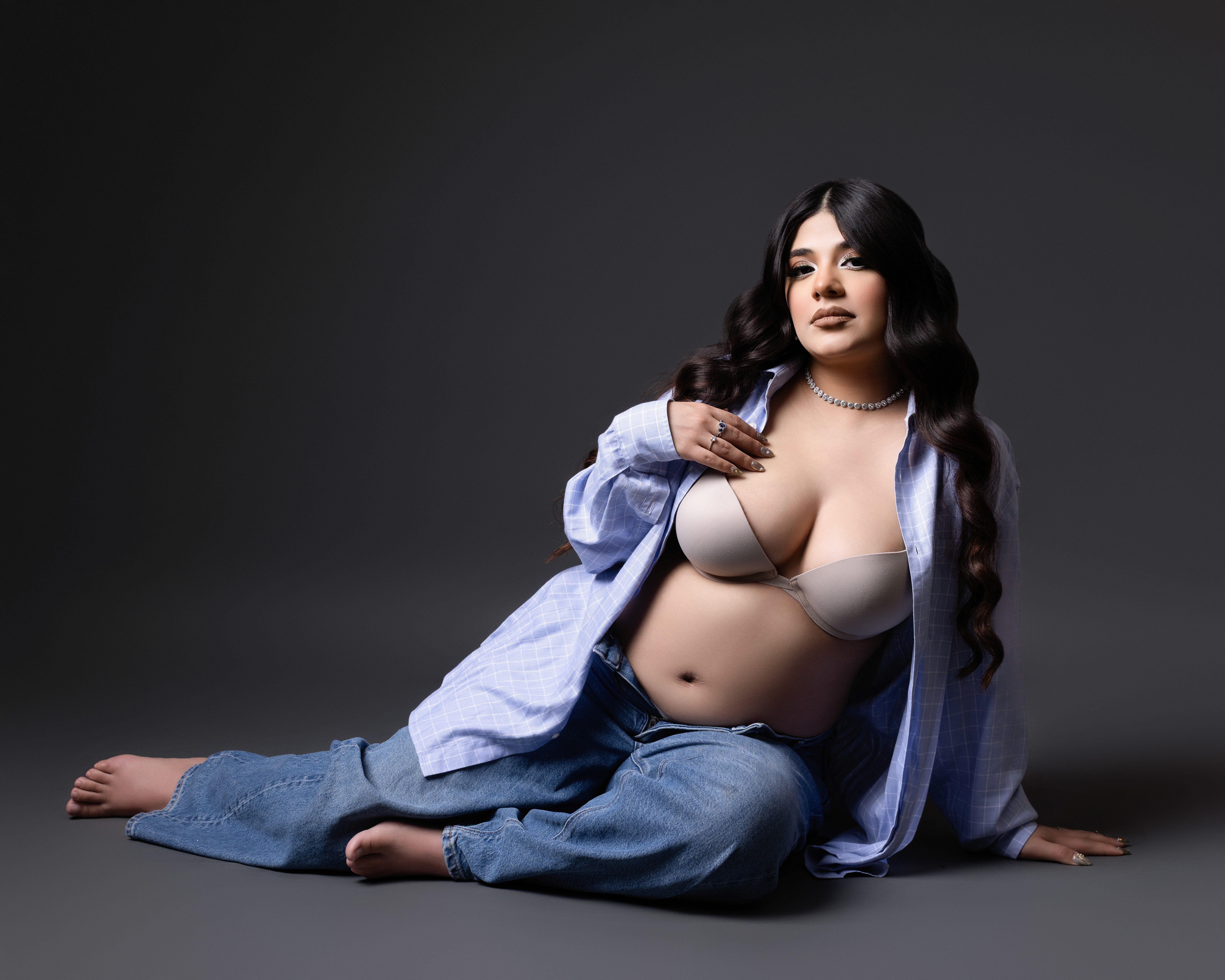 mujer embarazada casual en estudio fotográfico