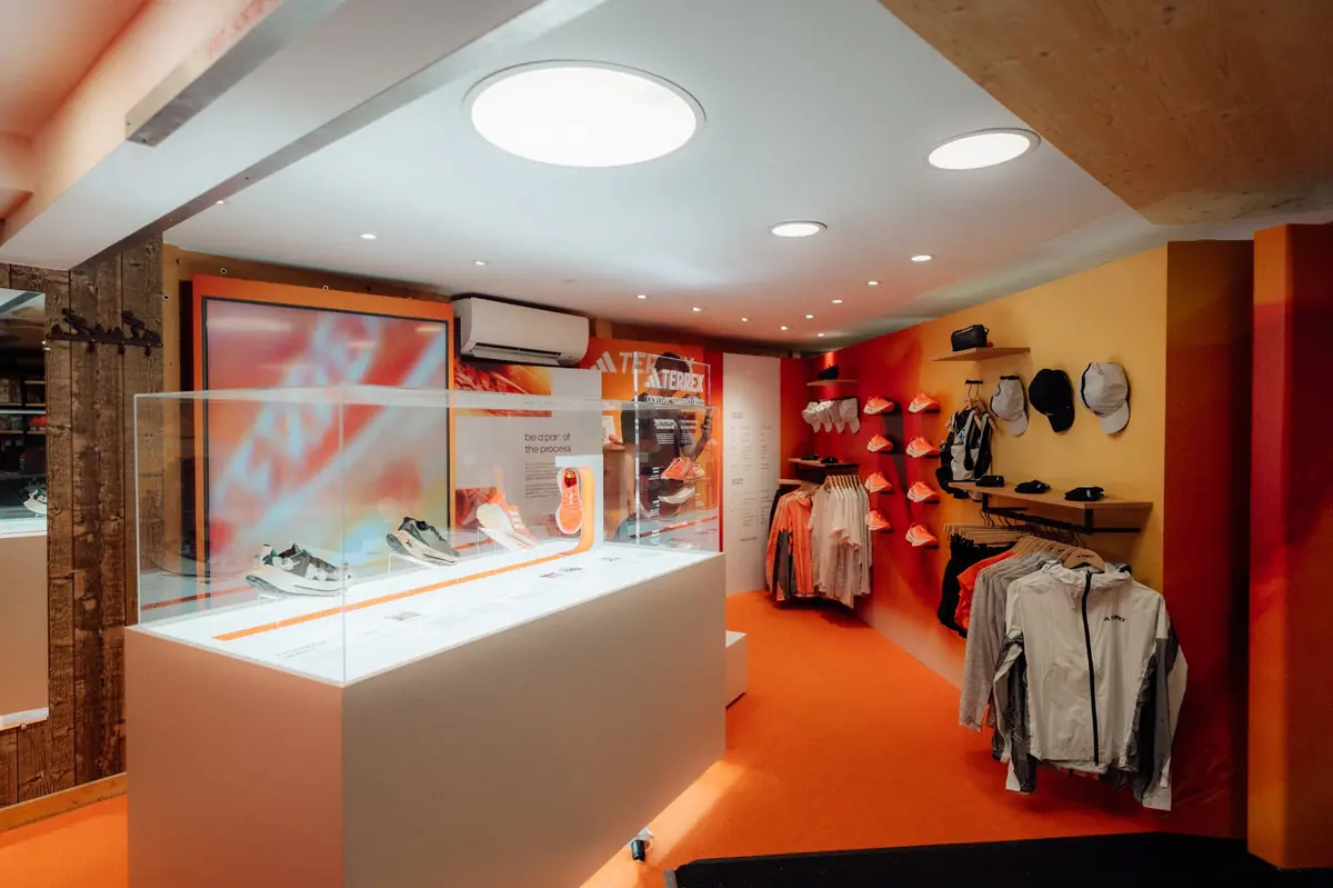 Photo d’un espace retail Merrell imaginé par Outdoor Perspectives – aménagement de corner produit.