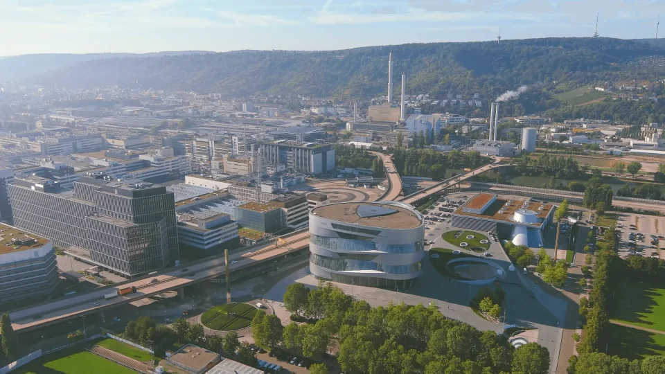 Vogelperspektive auf das Mercedes-Benz Museum und das Neckarpark-Gelände in Stuttgart mit umliegenden Gewerbe- und Industriegebäuden